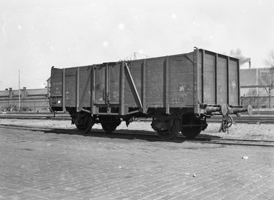 167539 Afbeelding van de open goederenwagen nr. NS 54301 (type GTHK?, serie 54301-54720) van de N.S. te Rotterdam Feijenoord.